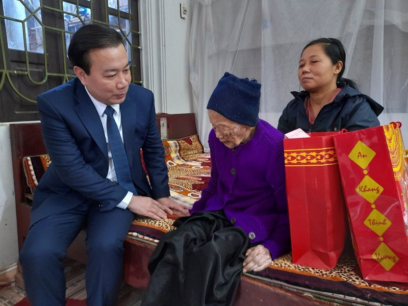Phó Chủ tịch UBND TP Hà Nội Chử Xuân Dũng thăm, tặng quà gia đình chính sách tại huyện Thạch Thất - Ảnh 1