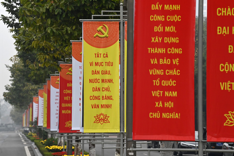 Hà Nội rực rỡ cờ hoa chào mừng Đại hội XIII của Đảng - Ảnh 16
