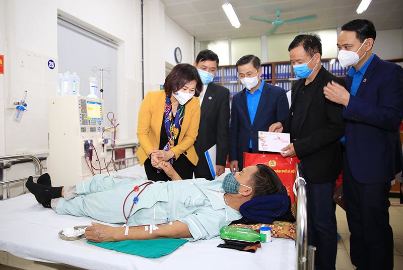 Phó Bí thư Thường trực Thành ủy Nguyễn Thị Tuyến thăm, động viên các y bác sĩ bệnh viện Đa khoa Hà Đông - Ảnh 2