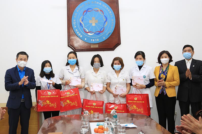 Phó Bí thư Thường trực Thành ủy Nguyễn Thị Tuyến thăm, động viên các y bác sĩ bệnh viện Đa khoa Hà Đông - Ảnh 1