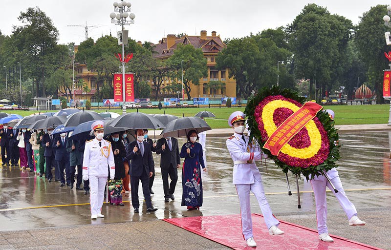 Lãnh đạo thành phố Hà Nội vào Lăng viếng Chủ tịch Hồ Chí Minh và tưởng niệm các Anh hùng liệt sĩ - Ảnh 1