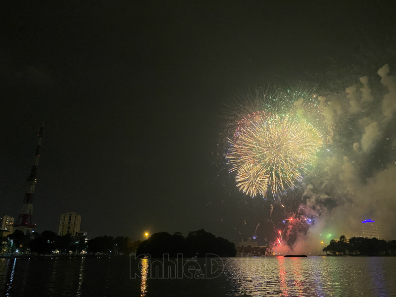 [Ảnh] Mãn nhãn với màn pháo hoa tầm cao duy nhất tại Hà Nội, chào Xuân Tân Sửu 2021 - Ảnh 7