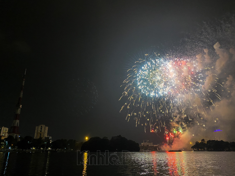 [Ảnh] Mãn nhãn với màn pháo hoa tầm cao duy nhất tại Hà Nội, chào Xuân Tân Sửu 2021 - Ảnh 10