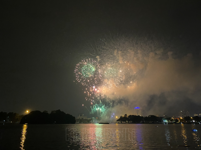 [Ảnh] Mãn nhãn với màn pháo hoa tầm cao duy nhất tại Hà Nội, chào Xuân Tân Sửu 2021 - Ảnh 15