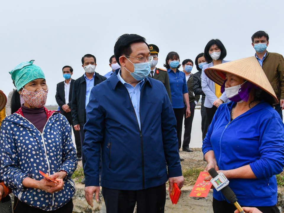 [Ảnh] Bí thư Thành ủy, Chủ tịch UBND TP Hà Nội xuống đồng động viên nông dân sản xuất vụ xuân - Ảnh 7