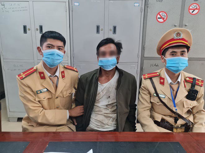 Bắc Giang: Tạm giam tài xế vi phạm, đập máy đo nồng độ cồn - Ảnh 1
