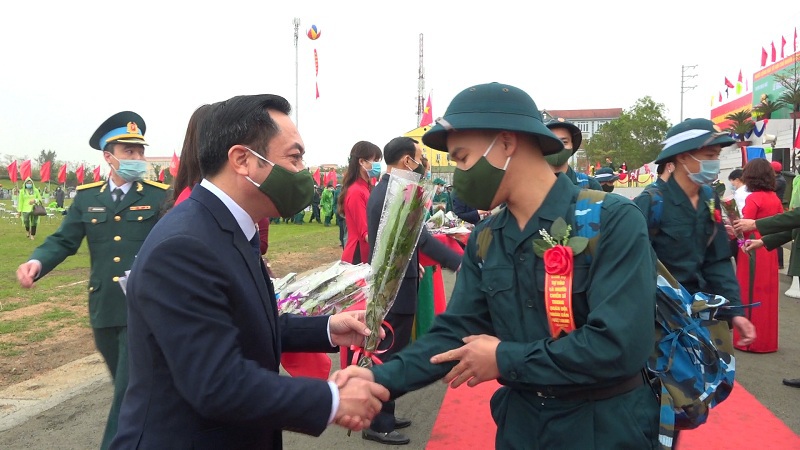 Huyện Thạch Thất bàn giao 180 tân binh nhập ngũ năm 2021 - Ảnh 2