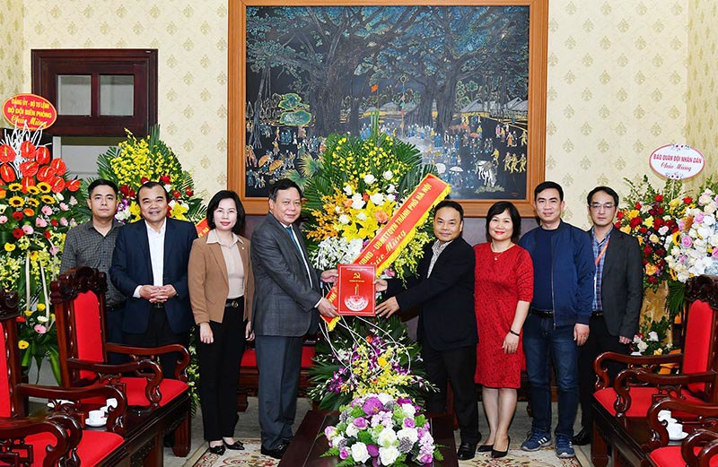 Phó Bí thư Thành ủy Nguyễn Văn Phong chúc mừng báo Nhân dân - Ảnh 1