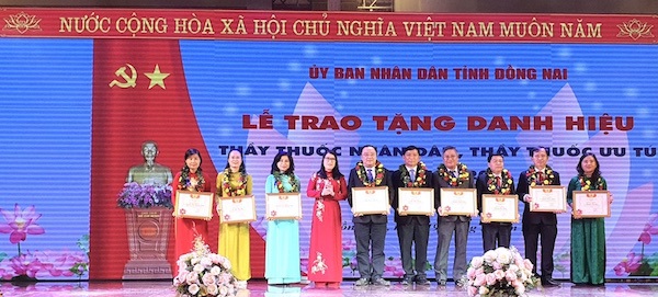Đồng Nai trao tặng danh hiệu Thầy thuốc Nhân dân, Thầy thuốc Ưu tú cho 40 y, bác sĩ, cán bộ y tế - Ảnh 1