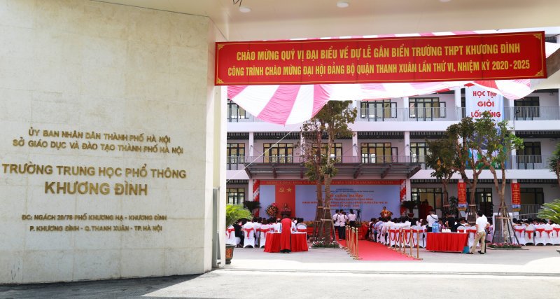 Quận Thanh Xuân: Gắn biển công trình Trường THPT Khương Đình chào mừng Đại hội Đảng bộ quận - Ảnh 1