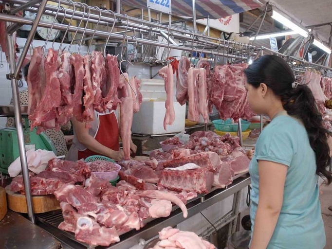 Giá thịt lợn giảm, siêu thị bán không lợi nhuận - Ảnh 1