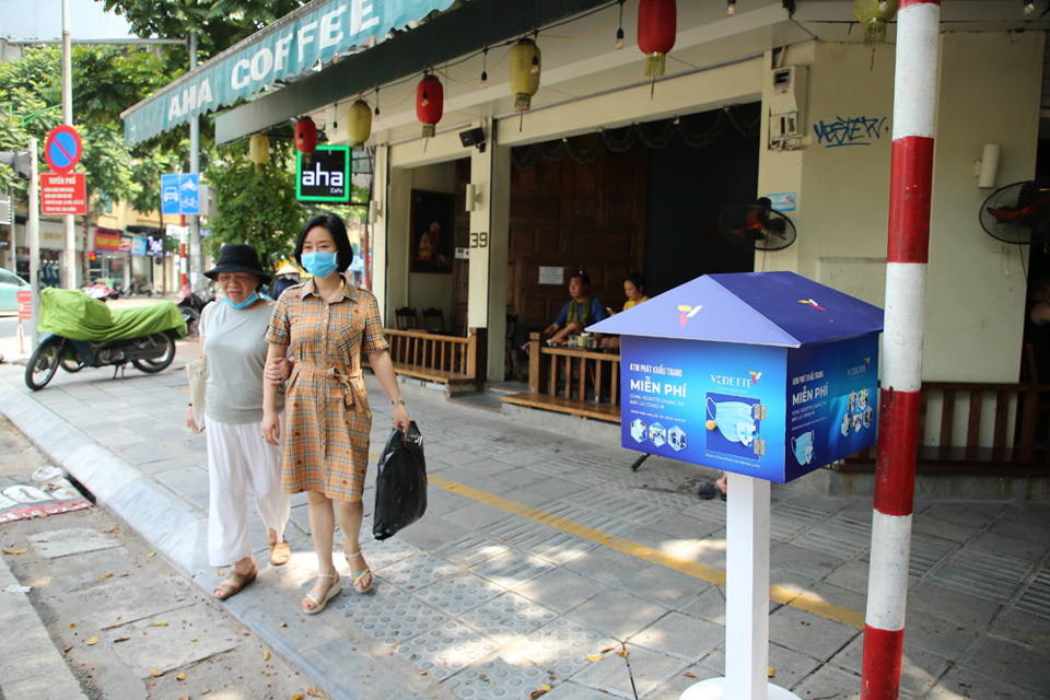 Cận cảnh ATM phát khẩu trang miễn phí cho người dân Hà Nội - Ảnh 8