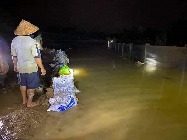 Hà Tĩnh: Xuyên đêm đội mưa đắp đê, chống lũ - Ảnh 1