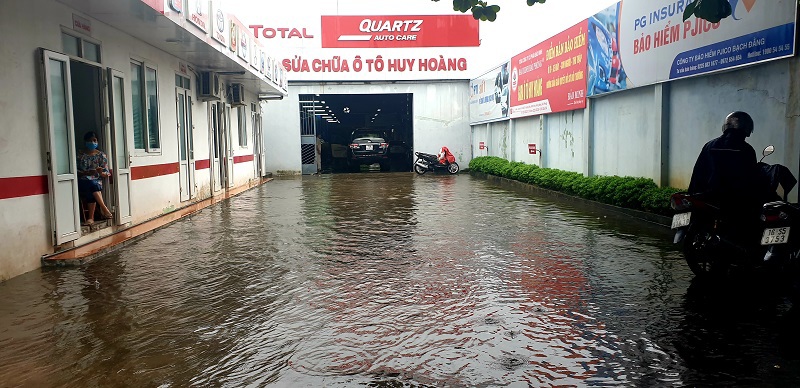 Nhiều tuyến phố ở Hải Phòng ngập sâu sau trận mưa lớn - Ảnh 3