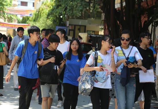 Hôm nay (16/7), gần 89.000 học sinh Hà Nội làm thủ tục dự thi vào lớp 10 - Ảnh 1