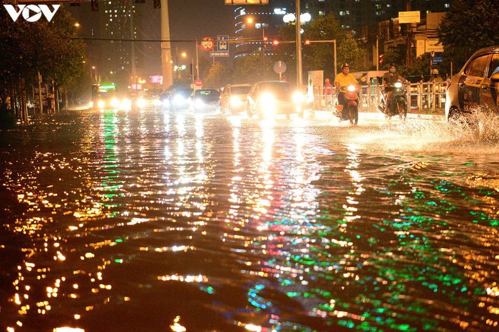 Mưa lớn, nhiều tuyến phố ở Hà Nội ngập sâu, hàng loạt xe chết máy - Ảnh 1
