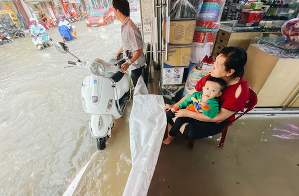 TP Hồ Chí Minh: Thủ Đức ngập nặng sau mưa lớn - Ảnh 3