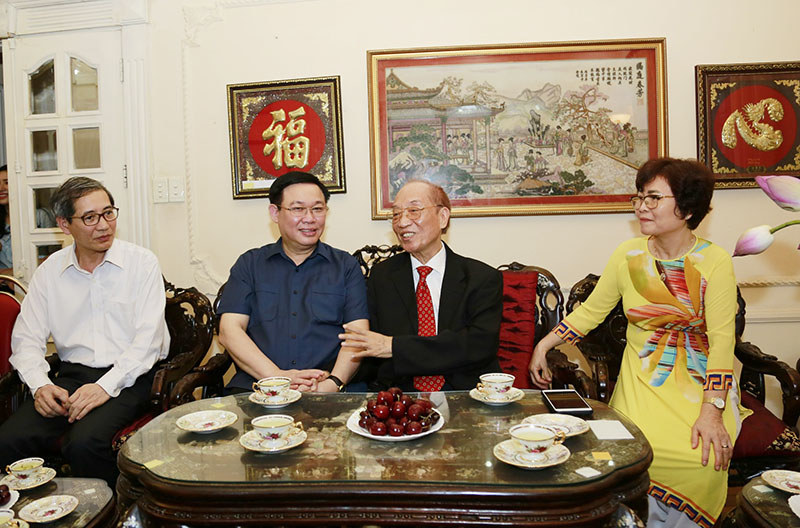 Bí thư Thành ủy Vương Đình Huệ thăm, tặng quà gia đình chính sách - Ảnh 2