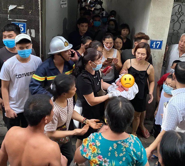 Hà Nội: Công an đục tường giải cứu bé sơ sinh bị mắc kẹt trong khe nhà - Ảnh 3