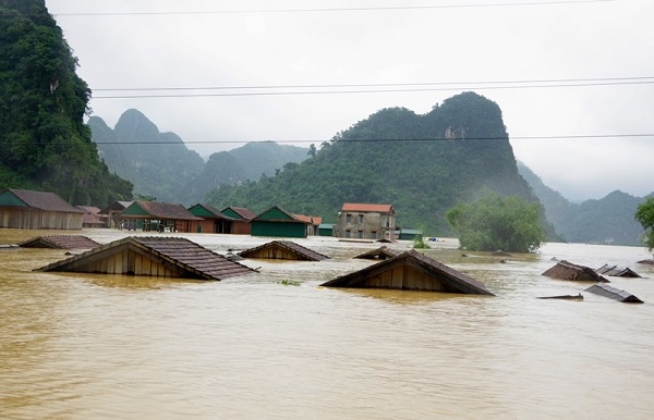 Lũ trên các sông từ Nghệ An đến Thừa Thiên Huế và khu vực Tây Nguyên đang lên - Ảnh 1