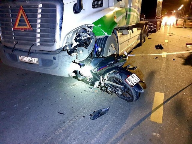 Tin tức tai nạn giao thông mới nhất hôm nay 11/8: Xe máy đấu đầu xe container, một người tử vong - Ảnh 3