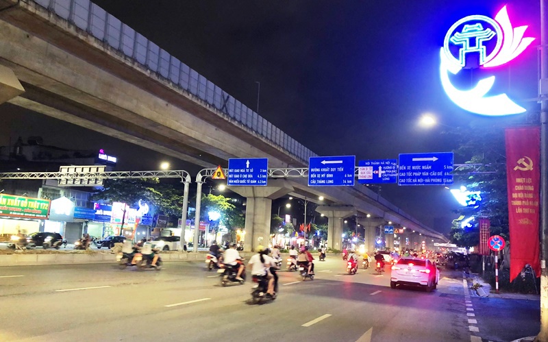 Trang trí đèn chiếu sáng tuyến đường Nguyễn Trãi: Tạo mỹ quan đô thị - Ảnh 1
