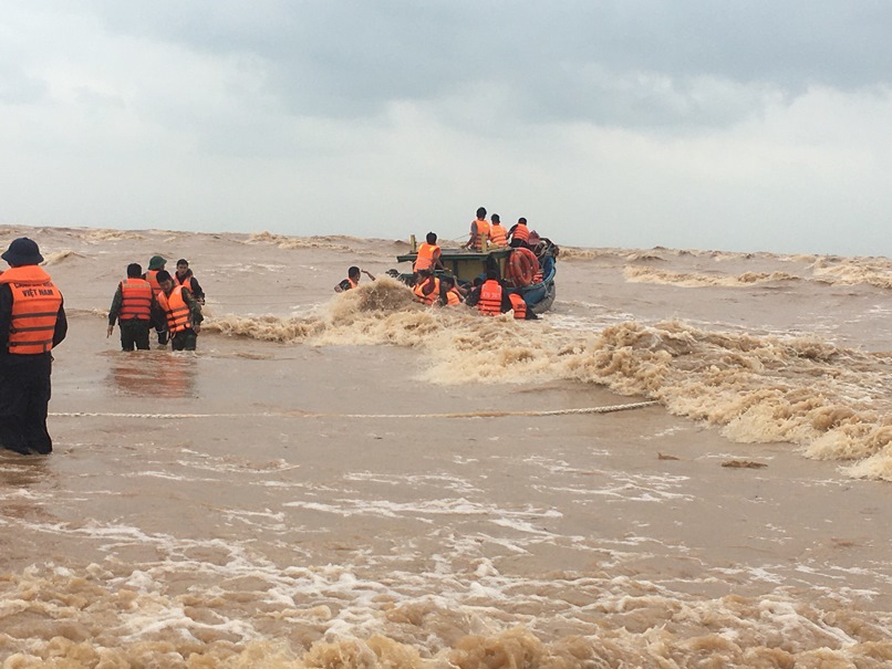 Lũ lụt miền Trung: Lũ vượt mốc lịch sử, 8 người thiệt mạng - Ảnh 7