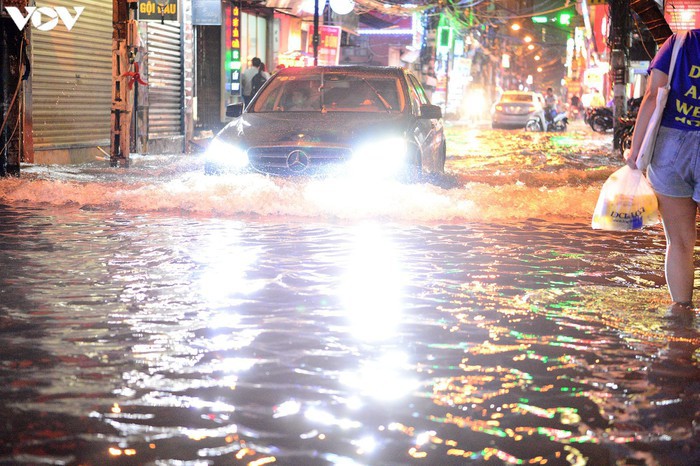 Mưa lớn, nhiều tuyến phố ở Hà Nội ngập sâu, hàng loạt xe chết máy - Ảnh 7