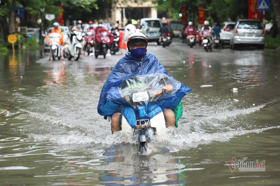 Sau trận mưa lớn, Hà Nội ngập sâu tại một số khu vực nội thành - Ảnh 26