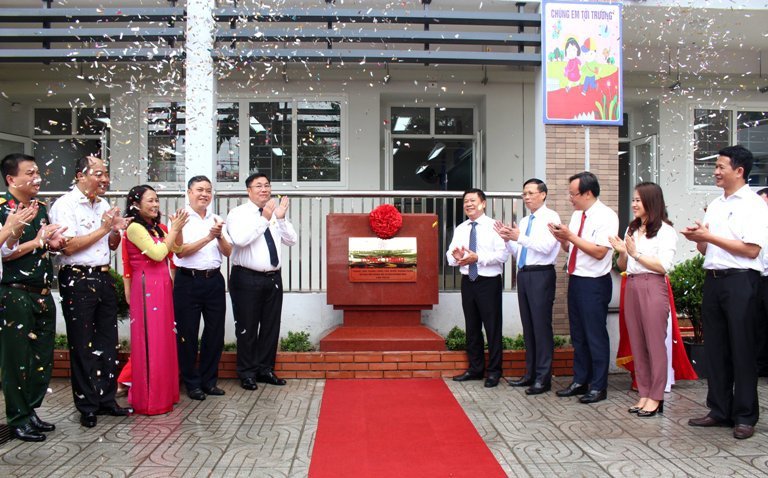 Hoàng Mai gắn biển 2 công trình trường tiểu học chào mừng Đại hội Đảng bộ quận - Ảnh 1