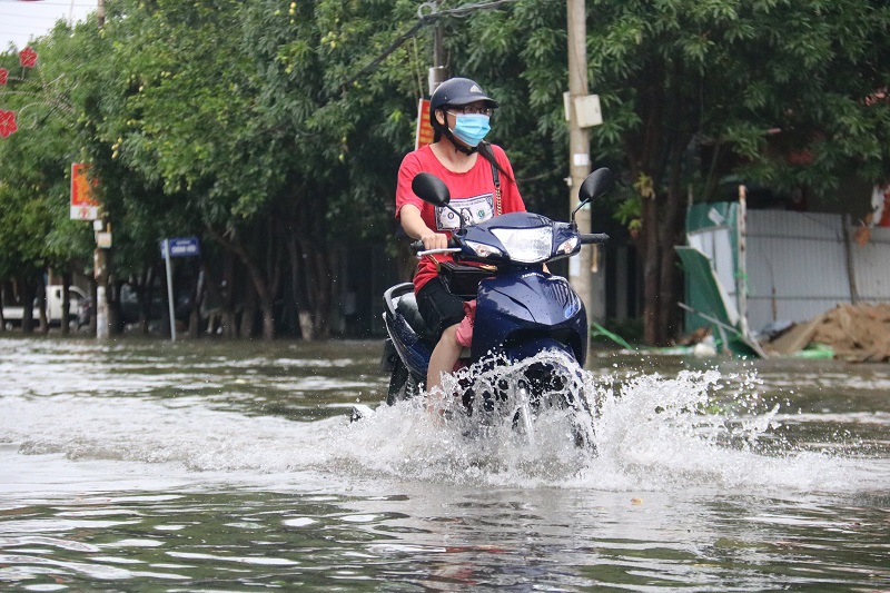 Các tuyến đường lớn tại TP Hà Tĩnh bị ngập sâu, giao thông bị chia cắt sau bão số 5 - Ảnh 1