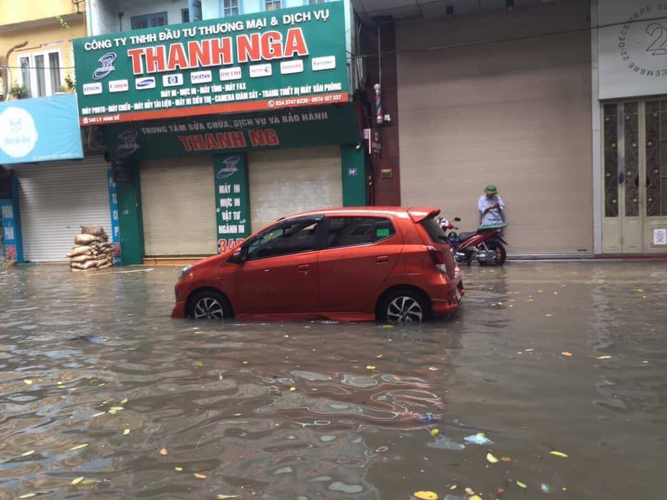Sau trận mưa lớn, Hà Nội ngập sâu tại một số khu vực nội thành - Ảnh 4