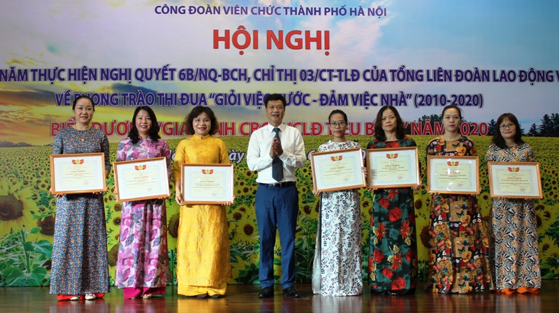 Biểu dương nữ cán bộ, công chức, viên chức thành phố Hà Nội “Giỏi việc nước, đảm việc nhà” - Ảnh 1