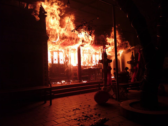 Hà Nội: Cháy lớn tại ngôi đền Quan Tam Lâm Du ở quận Long Biên - Ảnh 1