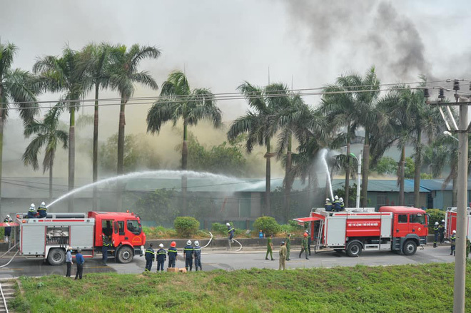 Đã khống chế đám cháy kho hàng ở cảng Đức Giang, quận Long Biên - Ảnh 2