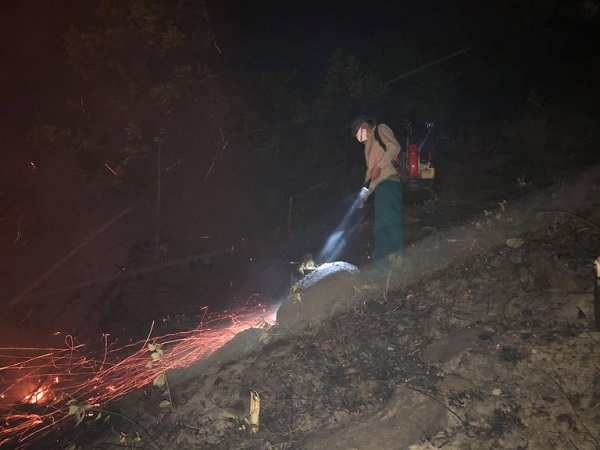 Hà Tĩnh: Xuyên đêm dập lửa cứu rừng - Ảnh 8