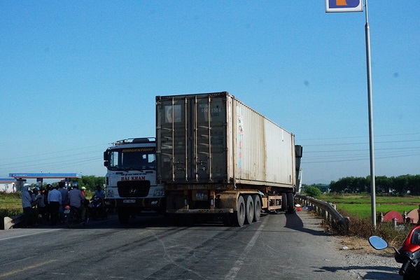 Hà Tĩnh: Ô tô tải đấu đầu container, 1 người tử vong - Ảnh 2