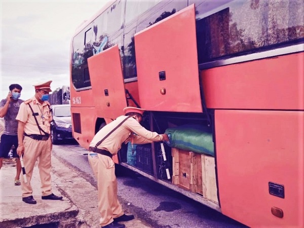 Hà Tĩnh: Bắt giữ xe khách vận chuyển 50 ngàn khẩu trang không rõ nguồn gốc - Ảnh 1