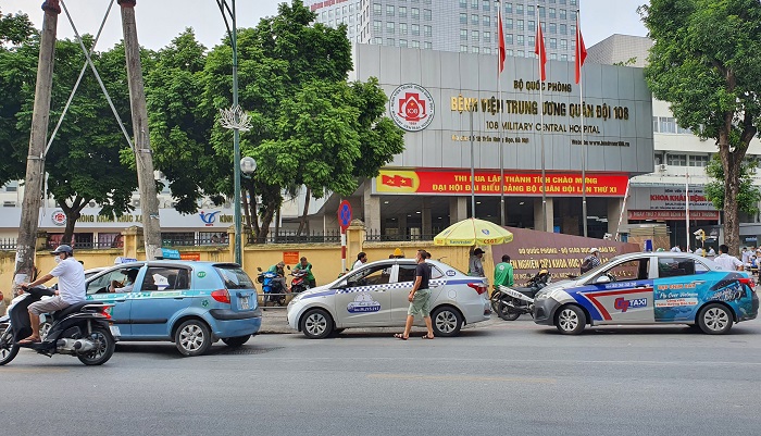 Taxi bủa vây Bệnh viện 108 gây rối loạn giao thông, mất an ninh trật tự - Ảnh 3
