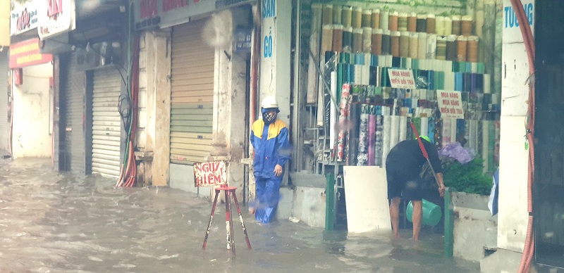 Nhiều tuyến phố ở Hải Phòng ngập sâu sau trận mưa lớn - Ảnh 4