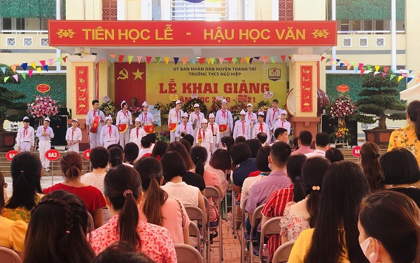 Học sinh huyện Thanh Trì hân hoan trong ngày khai trường - Ảnh 1