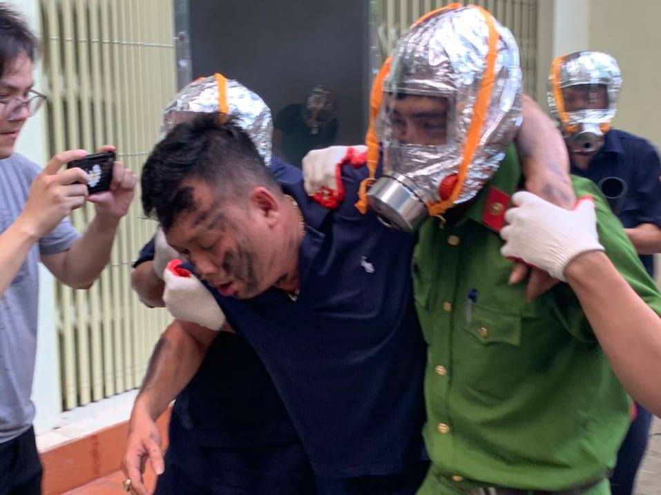 Hà Nội: Cứu 4 người bị mắc kẹt trong đám cháy giả định ở Cống Vị - Ảnh 8