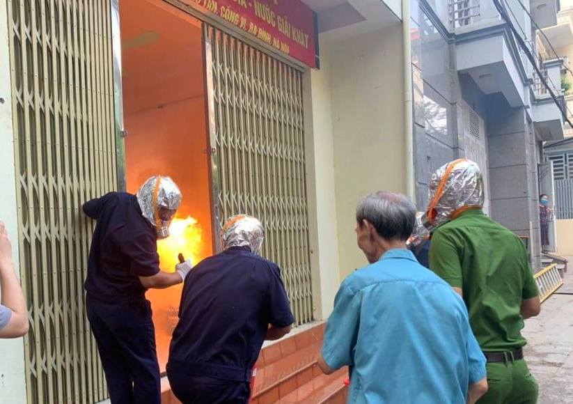 Hà Nội: Cứu 4 người bị mắc kẹt trong đám cháy giả định ở Cống Vị - Ảnh 7