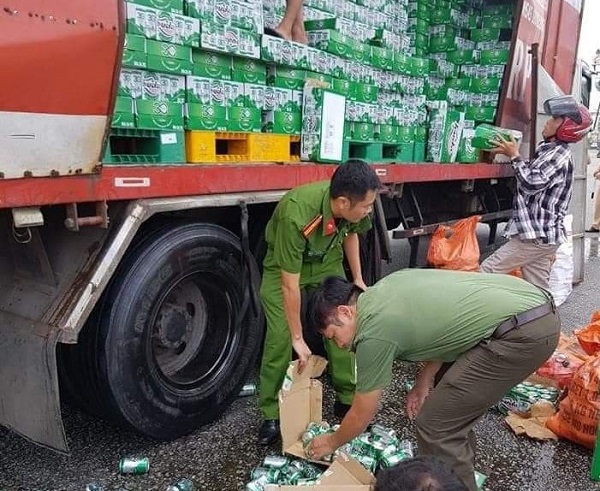 Hà Tĩnh: Công an và người dân giúp tài xế thu gom hàng trăm két bia rơi trên đường - Ảnh 1