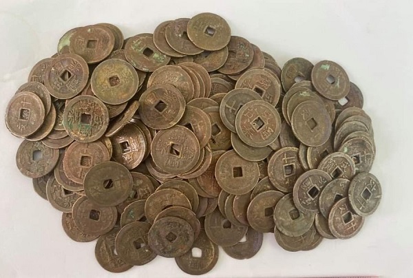 Hà Tĩnh: Đào móng nhà, một người dân tìm thấy gần 100kg tiền cổ - Ảnh 1