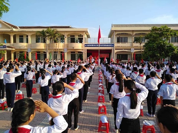 Hàng ngàn trường học tại Nghệ An - Hà Tĩnh tưng bừng khai giảng năm học mới - Ảnh 3