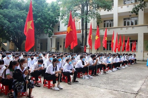 Hàng ngàn trường học tại Nghệ An - Hà Tĩnh tưng bừng khai giảng năm học mới - Ảnh 2