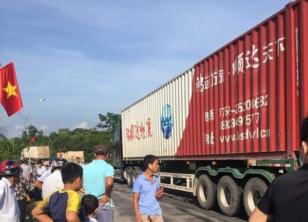 Hà Tĩnh: Va chạm với xe container, 2 người đi xe máy thương vong - Ảnh 1