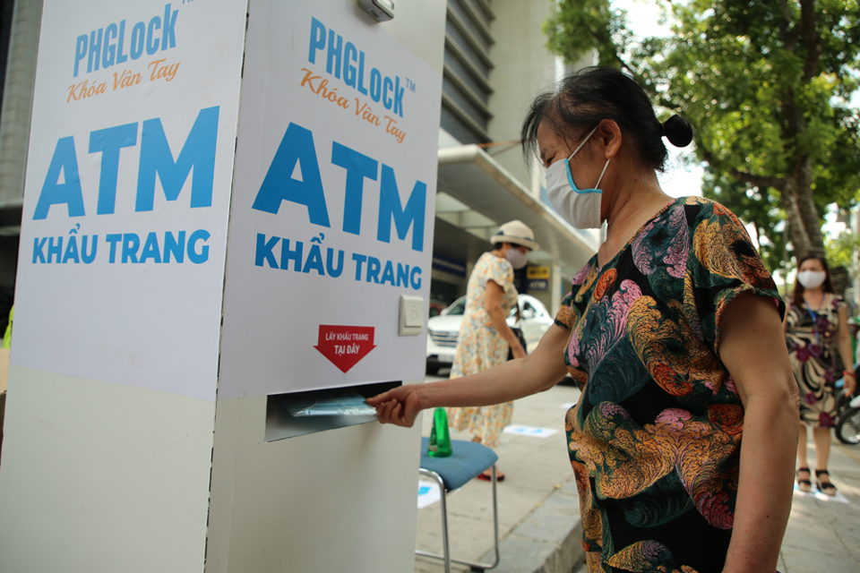 Cận cảnh ATM phát khẩu trang miễn phí cho người dân Hà Nội - Ảnh 12
