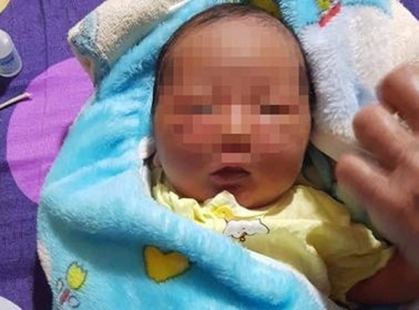 Hà Tĩnh: Phát hiện bé gái sơ sinh bị bỏ rơi giữa cánh đồng - Ảnh 1